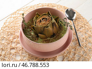 Чаша со вкусным крем-супом и артишоком на столе. Стоковое фото, фотограф Pixel_shot / Фотобанк Лори