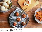 Тарелка с вкусными фаршированными грибами на деревянном столе. Стоковое фото, фотограф Pixel_shot / Фотобанк Лори