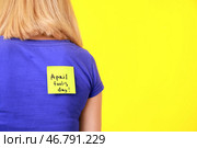 Записки с текстом APRIL FOOLS DAY на спине красивой женщины на цветном фоне. Стоковое фото, фотограф Pixel_shot / Фотобанк Лори