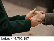 Молодая женщина утешает подругу на улице. Стоковое фото, фотограф Pixel_shot / Фотобанк Лори