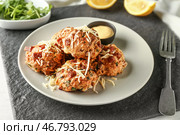 Тарелка с вкусными колбасными шариками, сыром и соусом на столе. Стоковое фото, фотограф Pixel_shot / Фотобанк Лори