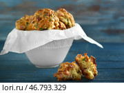 Чаша с вкусными колбасными шариками на деревянном столе. Стоковое фото, фотограф Pixel_shot / Фотобанк Лори
