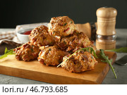 Деревянная доска с вкусными колбасными шариками на столе. Стоковое фото, фотограф Pixel_shot / Фотобанк Лори