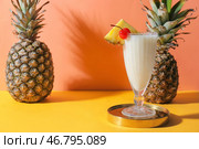 Бокал с вкусным коктейлем Пина Колада на цветном фоне. Стоковое фото, фотограф Pixel_shot / Фотобанк Лори