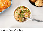 Рамекин с вкусной картофельной запеканкой на светлом деревянном фоне, крупным планом. Стоковое фото, фотограф Pixel_shot / Фотобанк Лори