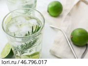 Стакан вкусного лаймового лимонада с розмарином на светлом фоне, крупным планом. Стоковое фото, фотограф Pixel_shot / Фотобанк Лори
