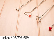 Логопедические средства коррекции речи на цветном деревянном фоне. Стоковое фото, фотограф Pixel_shot / Фотобанк Лори
