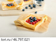 Датская выпечка с фруктовым джемом и ягодами на светлом фоне. Стоковое фото, фотограф Pixel_shot / Фотобанк Лори