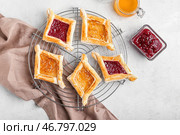 Охлаждающая решетка с датской выпечкой на светлом фоне. Стоковое фото, фотограф Pixel_shot / Фотобанк Лори
