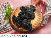 Доска с вкусным черносливом на цветном фоне. Стоковое фото, фотограф Pixel_shot / Фотобанк Лори