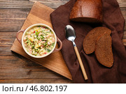 Кастрюля с вкусной окрошкой и хлебом на деревянном фоне. Стоковое фото, фотограф Pixel_shot / Фотобанк Лори