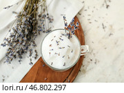 Стакан вкусного лавандового латте и цветы на светлом фоне. Стоковое фото, фотограф Pixel_shot / Фотобанк Лори
