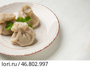 Тарелка с вкусными пельменями на светлом деревянном фоне, крупным планом. Стоковое фото, фотограф Pixel_shot / Фотобанк Лори