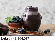 Банка вкусного ежевичного джема и ягод на деревянном столе. Стоковое фото, фотограф Pixel_shot / Фотобанк Лори
