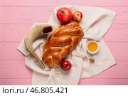 Композиция для празднования Рош ха-Шана (еврейский Новый год) на цветном деревянном фоне. Стоковое фото, фотограф Pixel_shot / Фотобанк Лори
