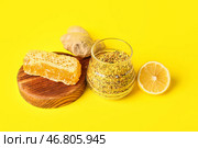 Баночка пчелиной пыльцы с сотами, имбирем и лимоном на цветном фоне. Стоковое фото, фотограф Pixel_shot / Фотобанк Лори