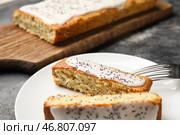 Тарелка с вкусным глазированным маковым пирогом на столе. Стоковое фото, фотограф Pixel_shot / Фотобанк Лори