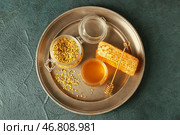 Поднос с медом и пчелиной пыльцой на темном фоне. Стоковое фото, фотограф Pixel_shot / Фотобанк Лори