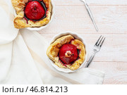 Блюда для запекания из вкусных груш пашот в винном соусе на светлом деревянном фоне. Стоковое фото, фотограф Pixel_shot / Фотобанк Лори