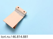 Отрывной календарь на конец года на цветном фоне. Стоковое фото, фотограф Pixel_shot / Фотобанк Лори