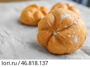 Kaiser rolls на белой бумаге крупным планом. Стоковое фото, фотограф Pixel_shot / Фотобанк Лори