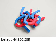 Магниты в форме подковы на бежевом фоне. Стоковое фото, фотограф Pixel_shot / Фотобанк Лори