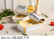 Коробки с обработанным сыром с розмарином, помидорами и чесноком на белом потертом столе у стены. Стоковое фото, фотограф Pixel_shot / Фотобанк Лори