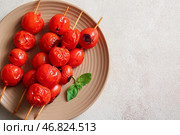 Тарелка с шампурами, вкусными жареными помидорами и базиликом на белом фоне. Стоковое фото, фотограф Pixel_shot / Фотобанк Лори