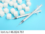 Кубики сахара с шприцами для инъекций инсулина на синем фоне, крупным планом. Стоковое фото, фотограф Pixel_shot / Фотобанк Лори