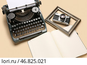 Композиция с винтажной пишущей машинкой, фотокамерой и открытой записной книжкой на бежевом фоне. Стоковое фото, фотограф Pixel_shot / Фотобанк Лори