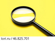 Черные увеличители на желтом фоне. Стоковое фото, фотограф Pixel_shot / Фотобанк Лори