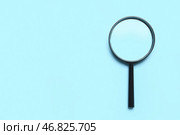 Черный увеличительное стекло на синем фоне. Стоковое фото, фотограф Pixel_shot / Фотобанк Лори