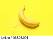 Банан с клейкой лентой на желтом фоне. Стоковое фото, фотограф Pixel_shot / Фотобанк Лори