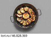 Вок с вкусными жареными баклажанами на сером фоне. Стоковое фото, фотограф Pixel_shot / Фотобанк Лори