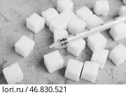 Кубики сахара с шприцем для инъекции инсулина на грунтовом фоне, крупным планом. Стоковое фото, фотограф Pixel_shot / Фотобанк Лори