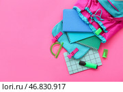 Розовый рюкзак для школы с тетрадями, угольником и маркерами на розовом фоне. Стоковое фото, фотограф Pixel_shot / Фотобанк Лори