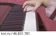 Child hands playing on electric piano. Стоковое видео, видеограф Михаил Коханчиков / Фотобанк Лори