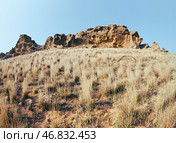 Осень, выжженная солнцем степь, сухая трава, песчаник горы Богдо. Богдинско-Баскунчакский заповедник. Астраханская область, Ахтубинский район. Редакционное фото, фотограф Павел Просянов / Фотобанк Лори