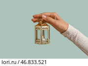 Молодая мусульманка с фонарем на зеленом фоне, крупным планом. Празднование исламского Нового года. Стоковое фото, фотограф Pixel_shot / Фотобанк Лори