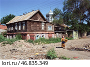 Старый русский дом времен Российской империи, церковь, Восточная женщина идет в направлении местного рынка. Старая Астрахань. Редакционное фото, фотограф Павел Просянов / Фотобанк Лори
