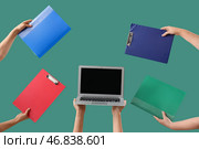 Женщины с пустыми ноутбуками и клеммными досками на зеленом фоне. Стоковое фото, фотограф Pixel_shot / Фотобанк Лори