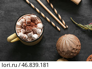 Чашка горячего какао с маршмеллоу и рождественским шаром на черном фоне. Стоковое фото, фотограф Pixel_shot / Фотобанк Лори