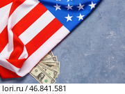 Флаг США и долларовые банкноты на синем фоне. Стоковое фото, фотограф Pixel_shot / Фотобанк Лори