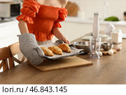 Молодая женщина с выпеченными круассанами на кухне, крупный план. Стоковое фото, фотограф Pixel_shot / Фотобанк Лори