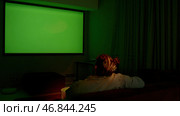 Gestures pack, female hand sliding, dragging, swiping, scrolling on chroma key green screen tv background. Media. Smart Tv and modern technologies concept. Стоковое фото, фотограф Данил Руденко / Фотобанк Лори
