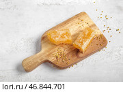 Деревянная доска с свежими медовыми сотами и пчелиным пыльцой на светлом фоне. Стоковое фото, фотограф Pixel_shot / Фотобанк Лори