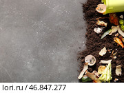 Органические отходы и почва на сером грубом фоне. Концепция компостирования и переработки. Стоковое фото, фотограф Pixel_shot / Фотобанк Лори
