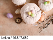 Композиция с вкусными украшенными пасхальными пирогами и раскрашенными яйцами на цветном фоне. Вид сверху. Стоковое фото, фотограф Pixel_shot / Фотобанк Лори