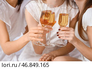 Молодая женщина и ее подружки с шампанским на девичнике в спальне, крупный план. Стоковое фото, фотограф Pixel_shot / Фотобанк Лори
