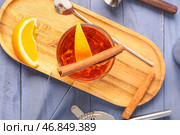 Доска с бокалом вкусного коктейля "Олд Фэшн" и кусочками апельсина на голубом деревянном фоне. Стоковое фото, фотограф Pixel_shot / Фотобанк Лори